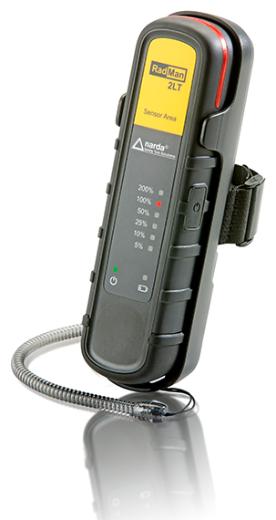 NARDA RadMan 2 kişisel RF monitörü, taşıma aparatıyla NARDA RadMan 2 kişisel RF monitörü