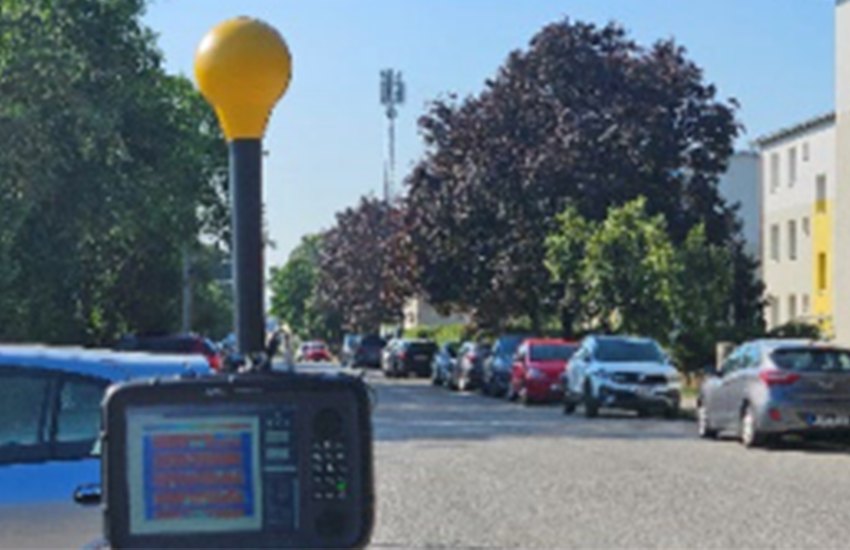 NARDA SignalShark EMF gerçek zamanlı frekans seçici EMF ölçüm cihazı, izotropik anten ile NARDA SignalShark EMF gerçek zamanlı EMF analizörü
